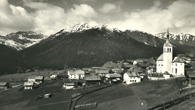 Die Ulrich-Kirche in Obertilliach auf einer Postkarte des Verlages Ledermann im Jahr 1938. Nicht ...