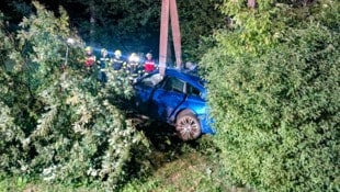 Der Wagen prallte gegen einen Baum.