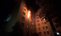 Feuerwehrleute kämpften in der Schüttelstraße gegen die Flammen und retteten mehrere Bewohner ...