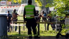 Das Katastrophen-Einsatzelement (KKE) sowie die Armee und ein Super-Puma-Helikopter stehen seit ...