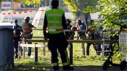 Das Katastrophen-Einsatzelement (KKE) sowie die Armee und ein Super-Puma-Helikopter stehen seit ...