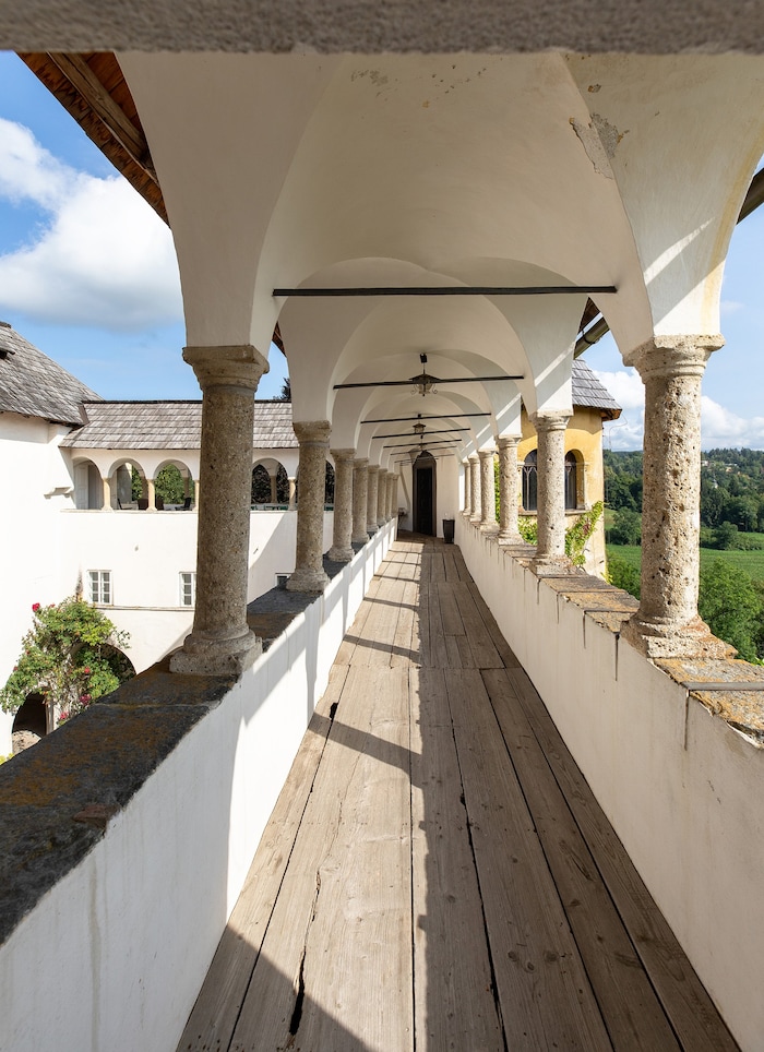 Laubengang im Schloss Hallegg.