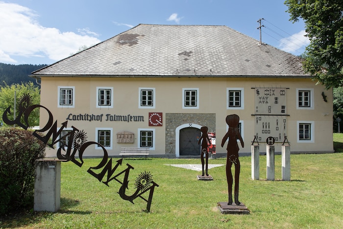Historisches Gebäude, moderne Kunst im Lachitzhof in Klein St. Paul – Museum für Quellenkultur.