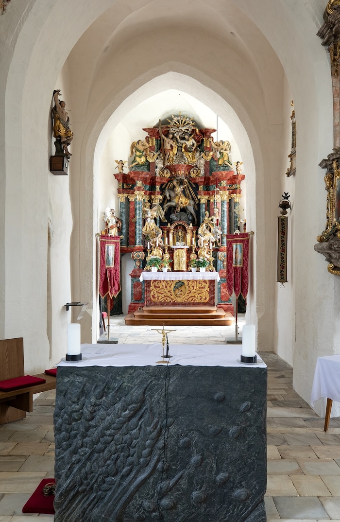 Der Kärntner Bildhauer Nanti Čertov schuf den neuen Volksaltar in Köttmannsdorf, der heuer ...