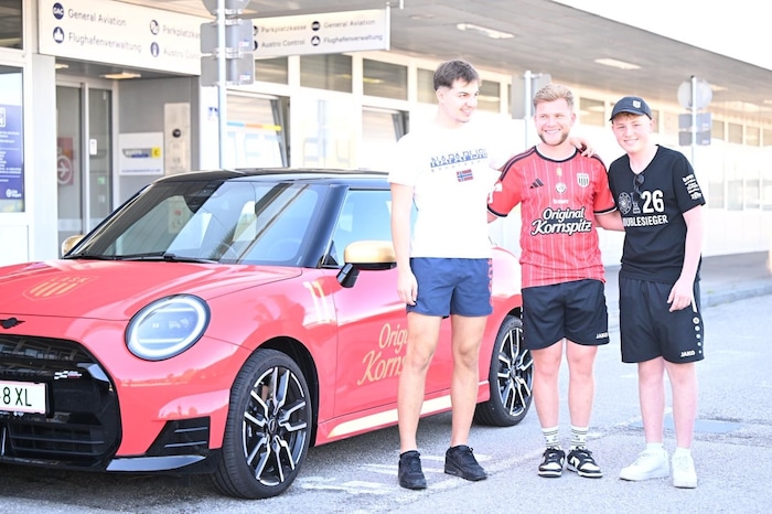 Fans posieren vor dem LASK-Auto mit der Nummer 11.