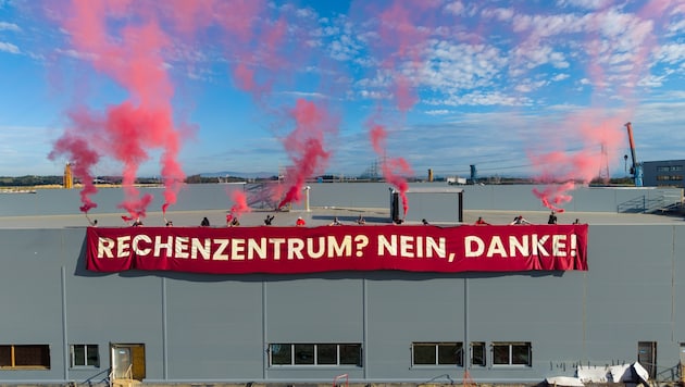 Die Aktivisten zündeten Rauchfackeln.