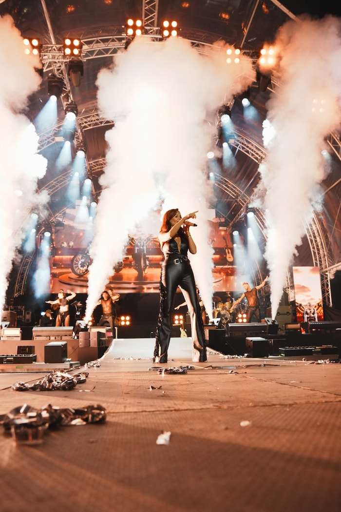 Im Rock-Outfit stand Andrea Berg anfangs auf der Open-Air-Bühne.