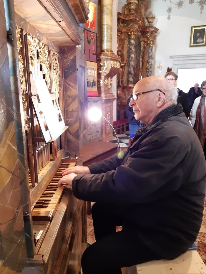 Stiftsorganist Alois Gaggl am Orgelpositiv in der Pfarrkirche von Ossiach.