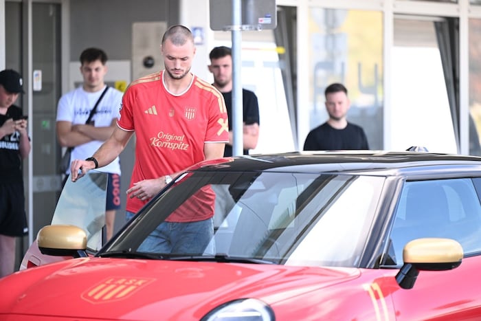Kalajdzic steigt in sein neues Auto ein.