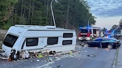 Schwere Schäden am Wohnwagen und am Fahrzeug, das mit dem Gespann kollidierte: Im Auto befanden ...