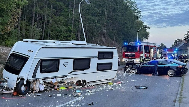 Schwere Schäden am Wohnwagen und am Fahrzeug, das mit dem Gespann kollidierte: Im Auto befanden ...