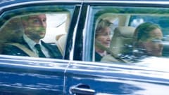 König Haakon VIII. (53) mit seiner Mutter Sonja (89) auf dem Weg zur Gedenkfeier.