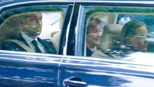 König Haakon VIII. (53) mit seiner Mutter Sonja (89) auf dem Weg zur Gedenkfeier.