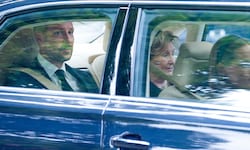 König Haakon VIII. (53) mit seiner Mutter Sonja (89) auf dem Weg zur Gedenkfeier.