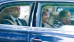König Haakon VIII. (53) mit seiner Mutter Sonja (89) auf dem Weg zur Gedenkfeier.