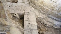 Bei den Grabungen unter der Grabeskirche kamen antike Mauerreste zum Vorschein. Die Fundstelle ...