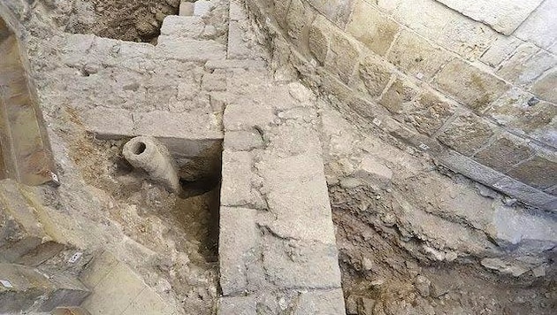 Bei den Grabungen unter der Grabeskirche kamen antike Mauerreste zum Vorschein. Die Fundstelle ...