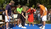 Moderatorin Andrea Kiewel versucht, das Insekt aus ihrem roten Kleid zu verjagen.  