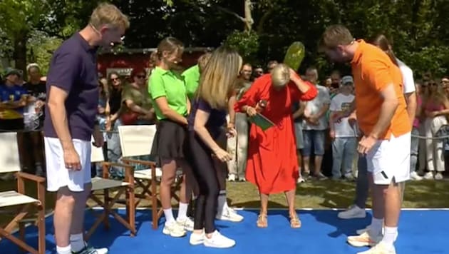 Moderatorin Andrea Kiewel versucht, das Insekt aus ihrem roten Kleid zu verjagen.
