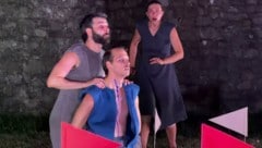 Iphigenie soll sterben: Agamemnon (Nikos Ntasis, Mi.), Menelaos (Nikos Psylakis, li.) und ...