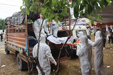 Nach dem Abbruch eines Gletschers an der Grenze zu China kommen in Nepal mehr als 750 Menschen ...