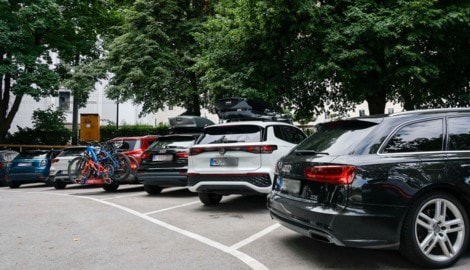 Viele findige Touristen bahnten sich trotz Sperre den Weg zum Rotkreuz-Parkplatz – wohl aber das ...