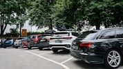 Viele findige Touristen bahnten sich trotz Sperre den Weg zum Rotkreuz-Parkplatz – wohl aber das ...
