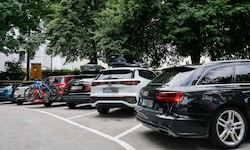 Viele findige Touristen bahnten sich trotz Sperre den Weg zum Rotkreuz-Parkplatz – wohl aber das ...