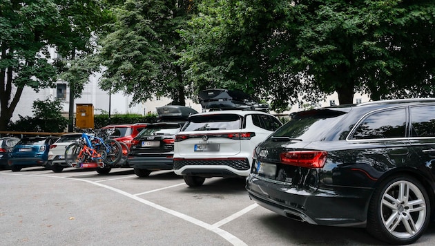 Viele findige Touristen bahnten sich trotz Sperre den Weg zum Rotkreuz-Parkplatz – wohl aber das ...