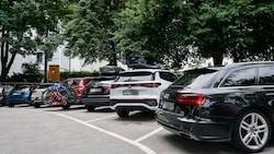Viele findige Touristen bahnten sich trotz Sperre den Weg zum Rotkreuz-Parkplatz – wohl aber das ...