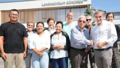 Die Delegation aus dem von einer Naturkatastrophe getroffenen Nepal zu Besuch in der Klinik ...