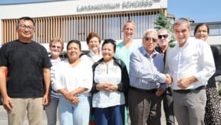 Die Delegation aus dem von einer Naturkatastrophe getroffenen Nepal zu Besuch in der Klinik ...