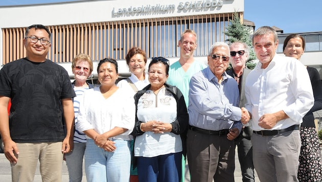 Die Delegation aus dem von einer Naturkatastrophe getroffenen Nepal zu Besuch in der Klinik ...