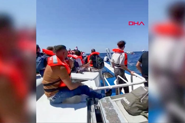 Passagiere warten darauf, gerettet zu werden.