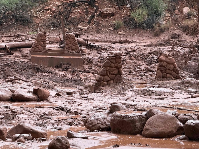 Von dieser Steinbrücke im Grand Canyon sind nach der Überschwemmung nur mehr die Pfeiler übrig.