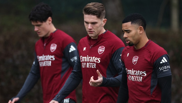Gabriel Jesus (r.) wird seine Karriere wohl beim FC Barcelona fortsetzen.