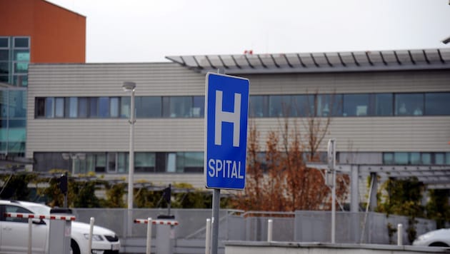 Der Radler wurde ins Vöcklabrucker Spital eingeliefert