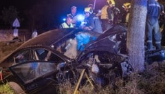 Lenker und Beifahrer wurden bei dem Unfall im Waldviertel schwer verletzt.