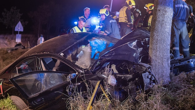 Lenker und Beifahrer wurden bei dem Unfall im Waldviertel schwer verletzt.