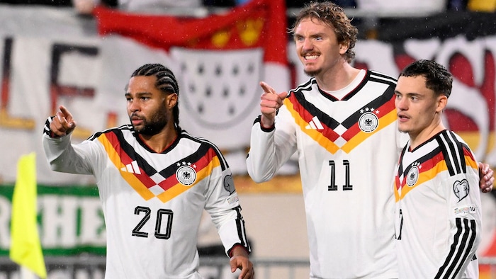 Nick Woltemade (Bildmitte) im DFB-Dress