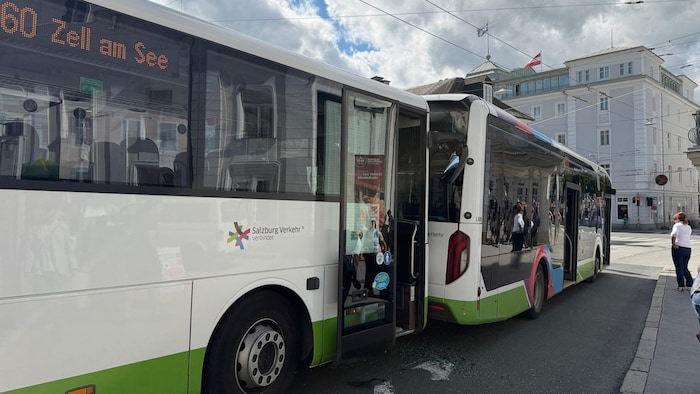 Zwei Busse krachten ineinander.