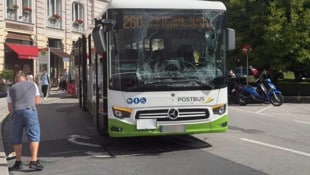 Die Windschutzscheibe eines Busses ist schwer beschädigt.