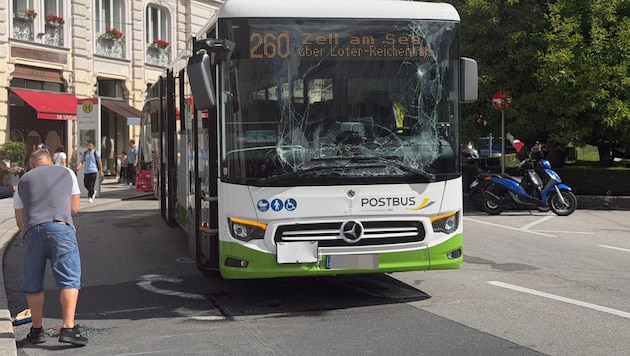 Die Windschutzscheibe eines Busses ist schwer beschädigt.