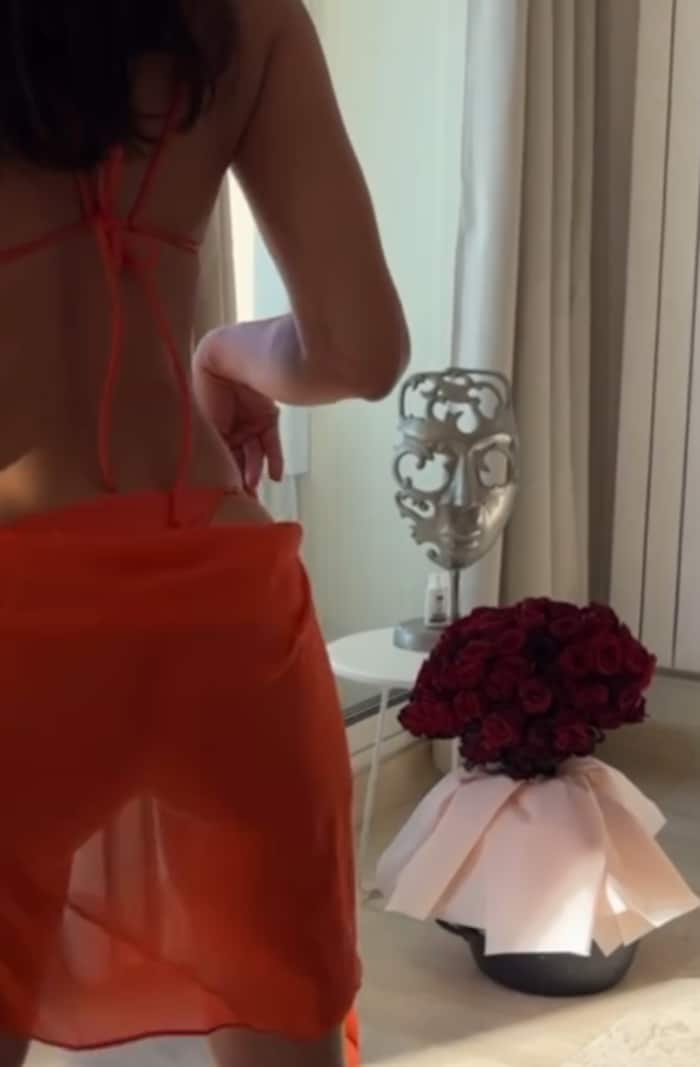 In hauchzartem Dress legt Irina sogar eine kurze Twerk-Einlage hin.