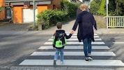 Wer zu Fuß zur Schule geht, bewegt sich und sammelt wichtige Erfahrungen im Straßenverkehr.