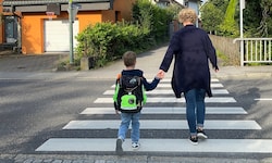 Wer zu Fuß zur Schule geht, bewegt sich und sammelt wichtige Erfahrungen im Straßenverkehr.
