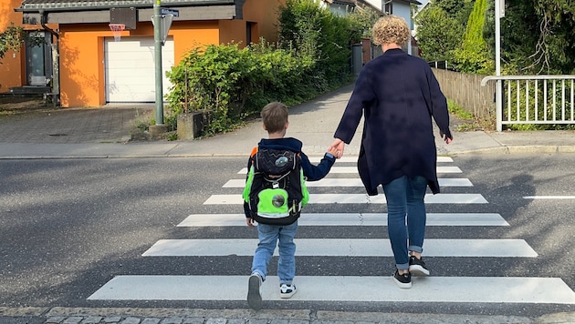Eltern sollten mit ihren Kindern den Schulweg mehrmals gemeinsam abgehen.