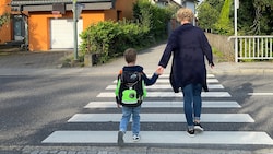 Wer zu Fuß zur Schule geht, bewegt sich und sammelt wichtige Erfahrungen im Straßenverkehr.