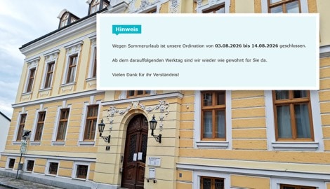 „Bis auf Weiteres geschlossen“ steht am Eingang der Arztpraxis. Zudem sind jetzt Vertretungen ...