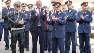 Innenminister Gerhard Karner (ÖVP, Mitte)  muss wie alle seine Kollegen sparen.